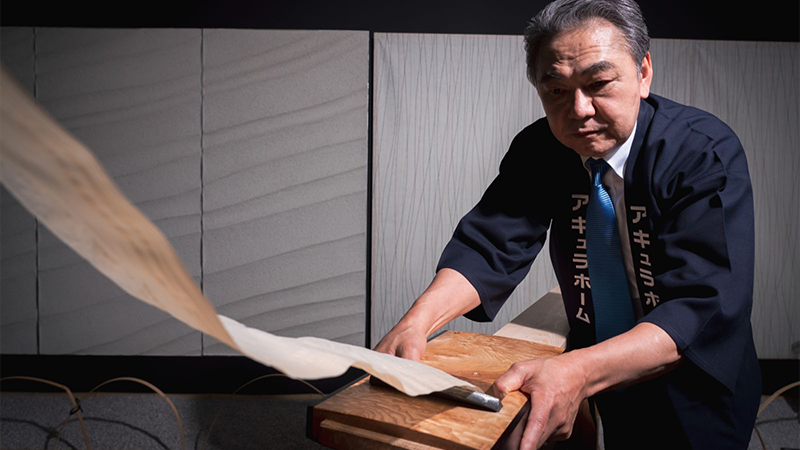 La technique traditionnelle « kanna-kezuri » au rabot existe depuis environ 1500 ans au Japon.