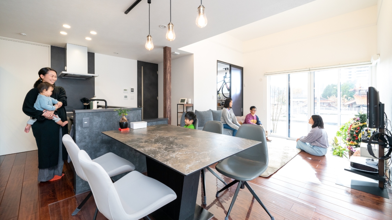 にぎやかな声が響きわたる、明るいLDK