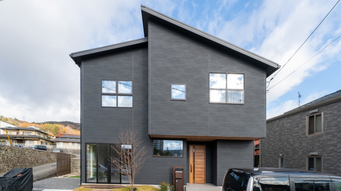 黒い外壁と木目が調和したシャープで洗練されたデザイン住宅