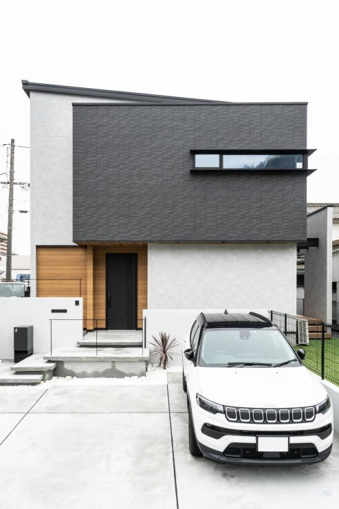 片流れ×フラット屋根が際立つモダンな佇まい