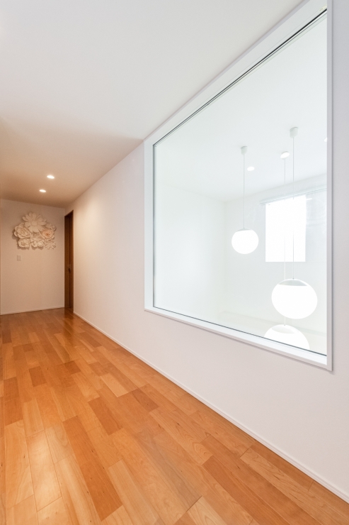 開放感のある大きな室内窓