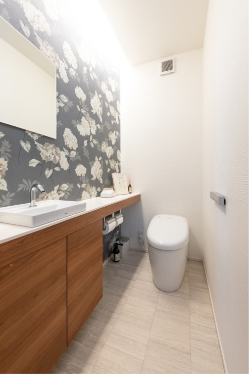 アクセントクロスが映える洗練されたトイレ空間