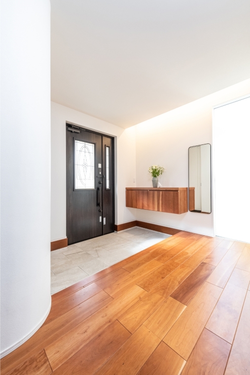 幅広土間が迎える明るく開放的な玄関