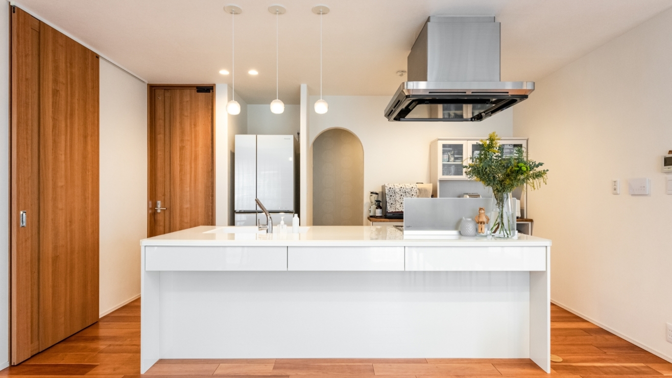 白で統一した清潔感ある開放的なカウンターキッチン