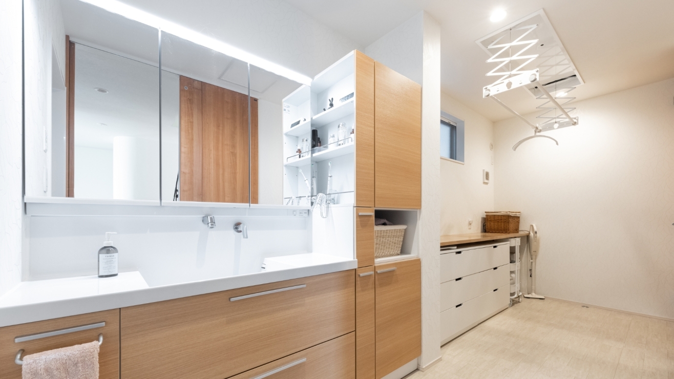 木目調で統一した洗面室で収納力も備えた空間設計