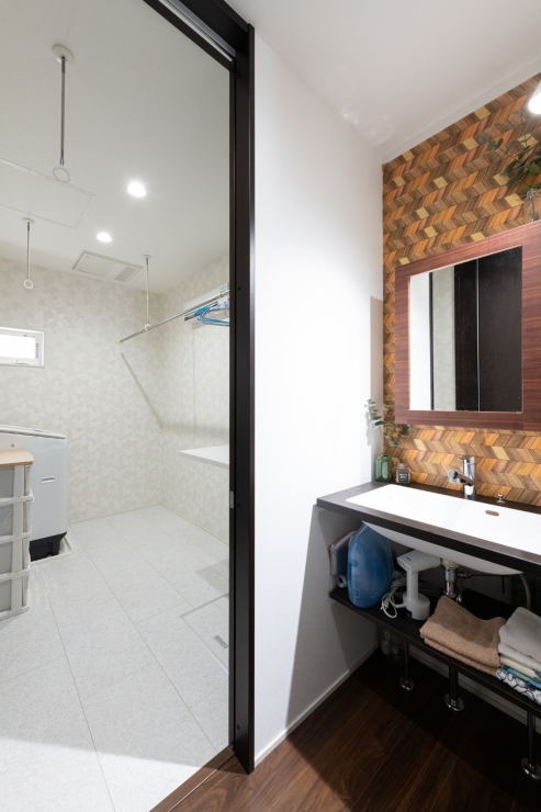 家事ラクを叶える洗濯動線とデザイン性の高い造作洗面台