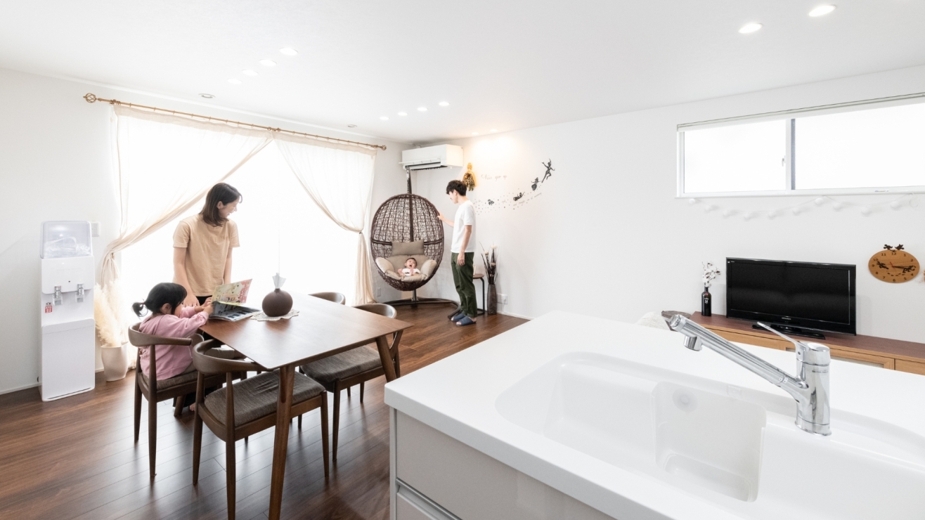 キッチンとつながる動線設計で家族の気配を感じるダイニング