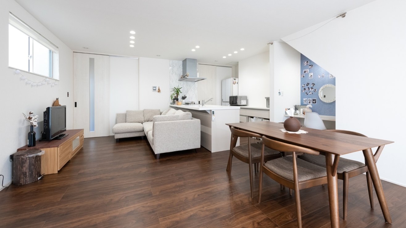 会話が自然に生まれる対面キッチンと家族と繋がる空間設計