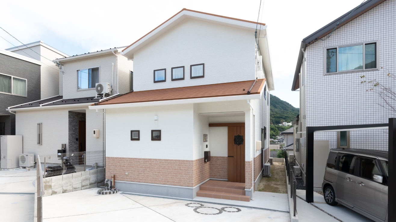 オレンジの屋根と白壁が映えるかわいい南欧風デザインの家