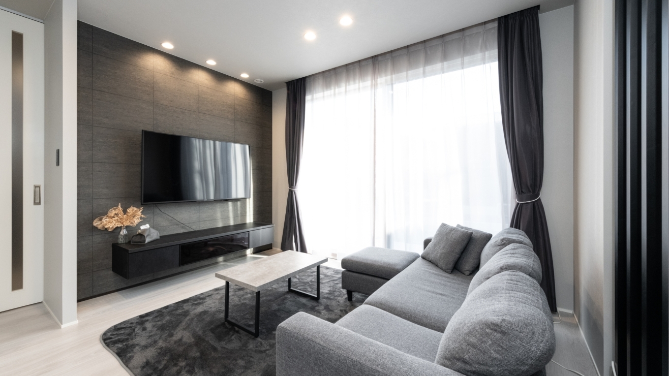 間接照明が映える石目調アクセントウォールのくつろぎ空間