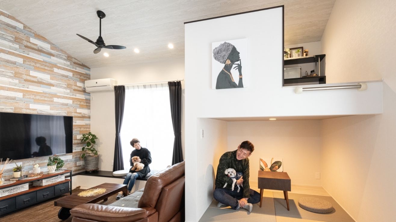 勾配天井の開放感と落ち着きのあるヌックがある平屋LDK