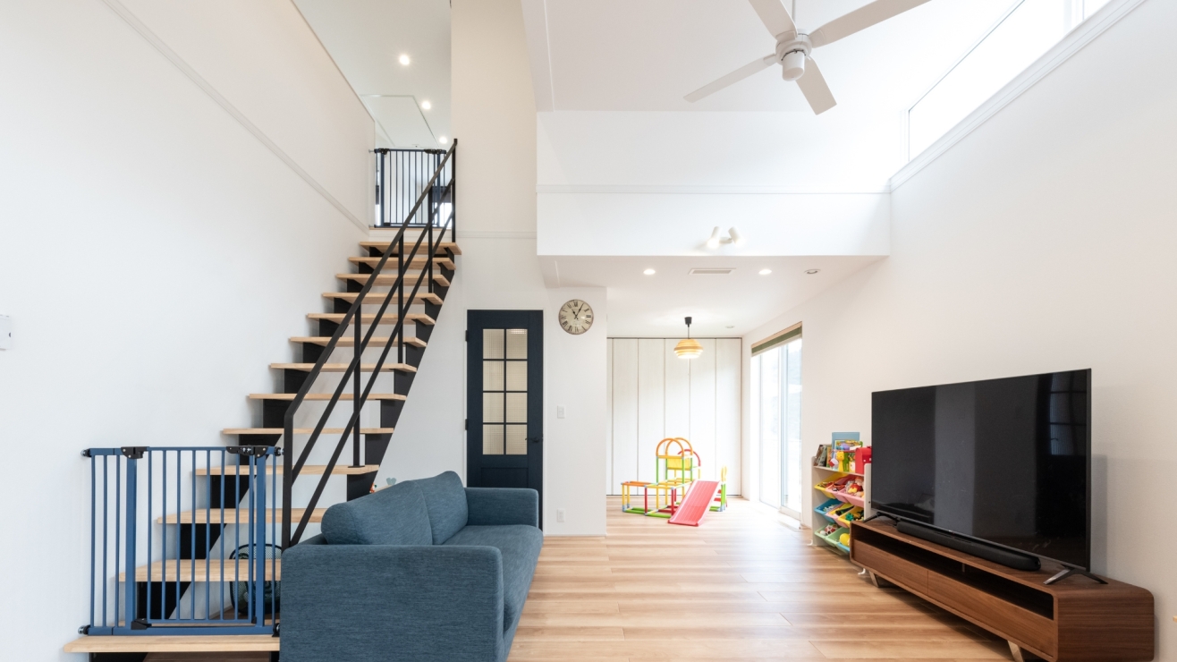 吹き抜けと階段がつなぐ明るい家族空間