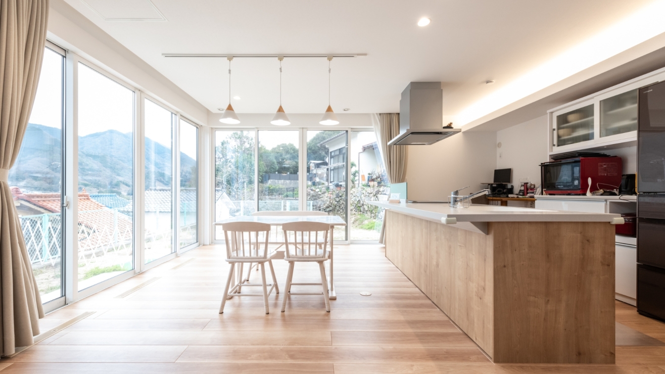 大開口の窓とつながるダイニングキッチン