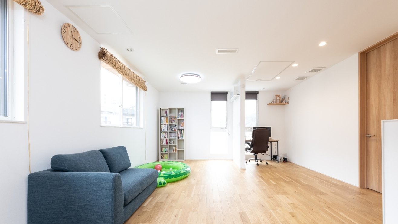 2階ホールを家族で多目的に使えるセカンドリビングに