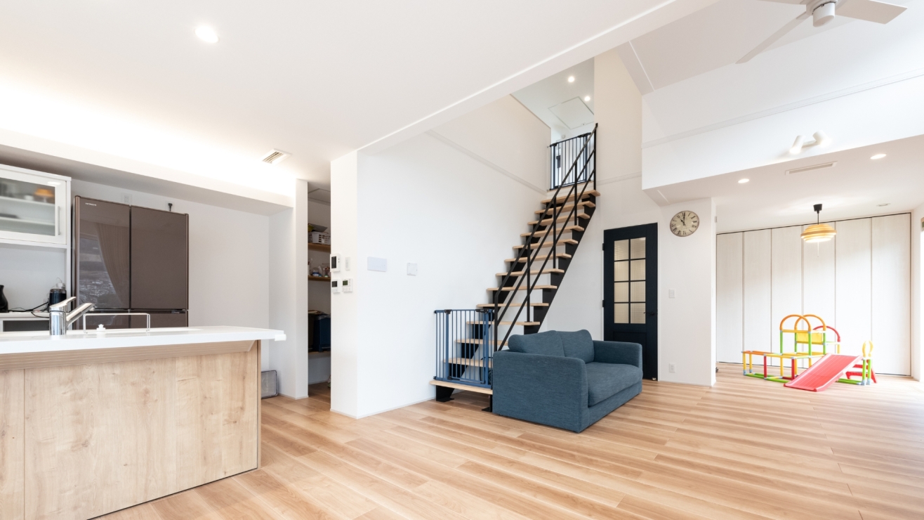 光と風が巡る遊び心あふれる子育てリビング