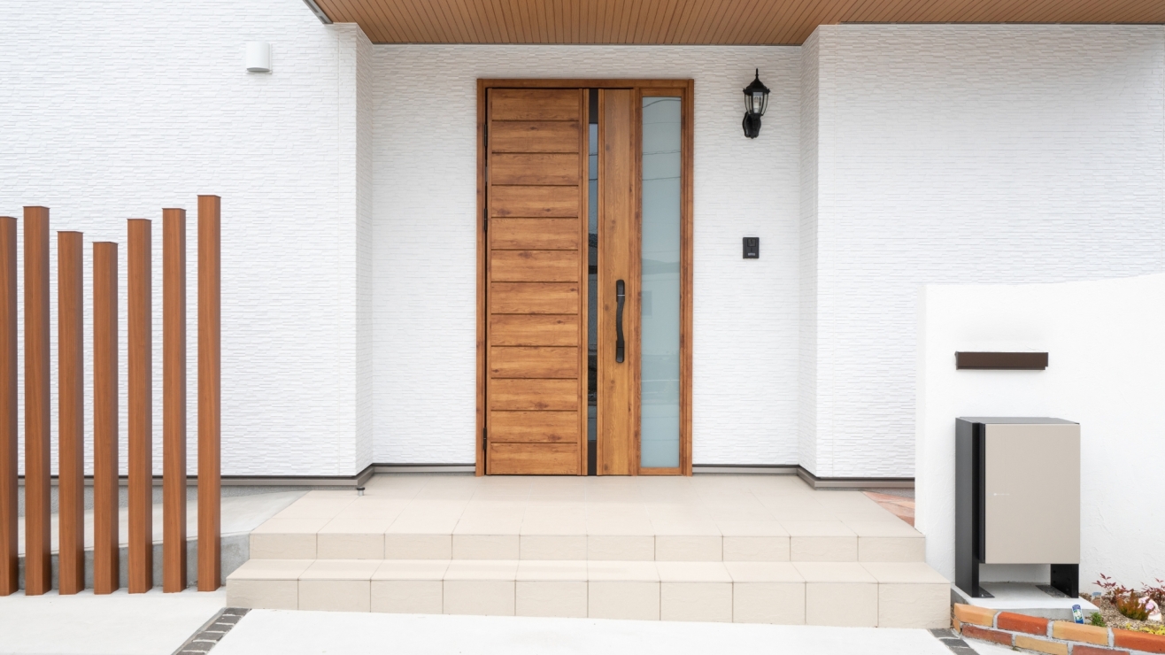木目調の軒天と格子が美しい和モダンな玄関アプローチ