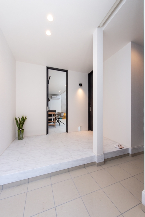 広々としたタイル張り土間が広がる開放感ある玄関