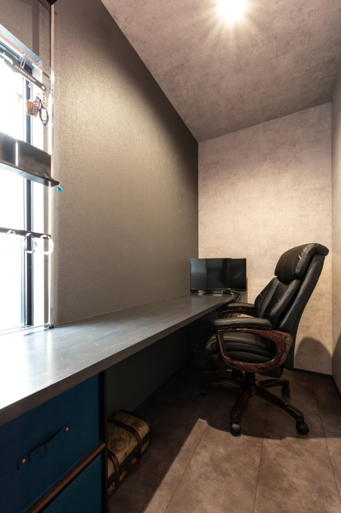 造作カウンターが映える大人の隠れ家のような書斎