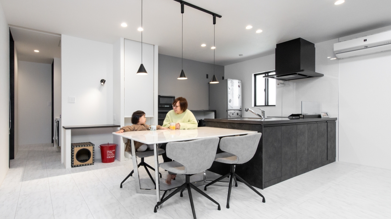 キッチンと自然につながる心地よいダイニング