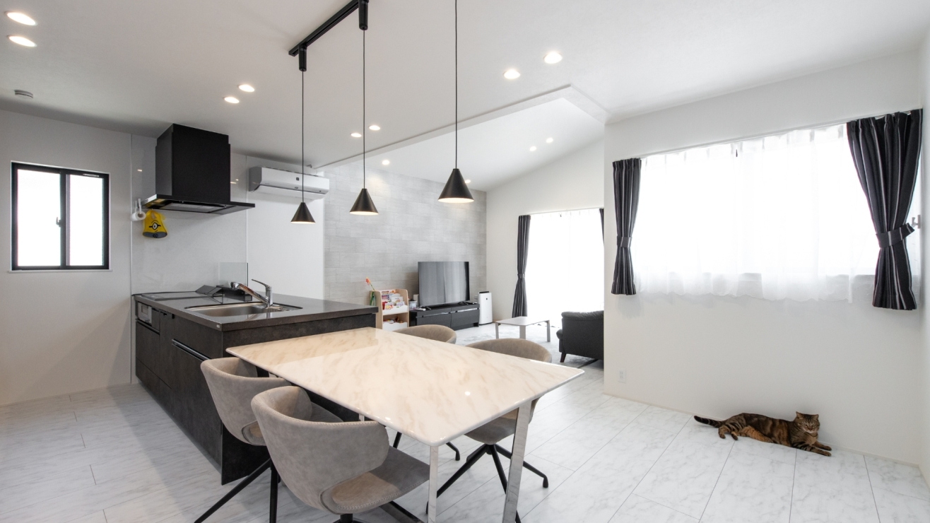 猫もくつろぐ勾配天井の明るいリビング