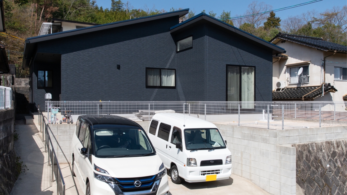 敷地の高低差を活かした片流れ屋根のモダンな平屋住宅