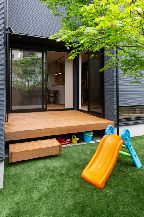 家に囲まれたウッドデッキは子どもが遊べるプライベート空間