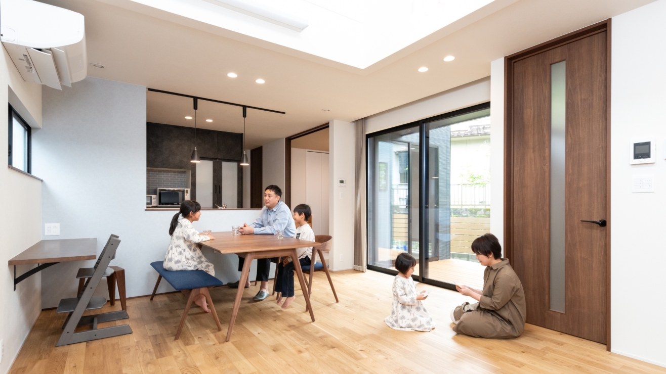 天窓と大開口が叶える明るく開放感あふれるリビングダイニング