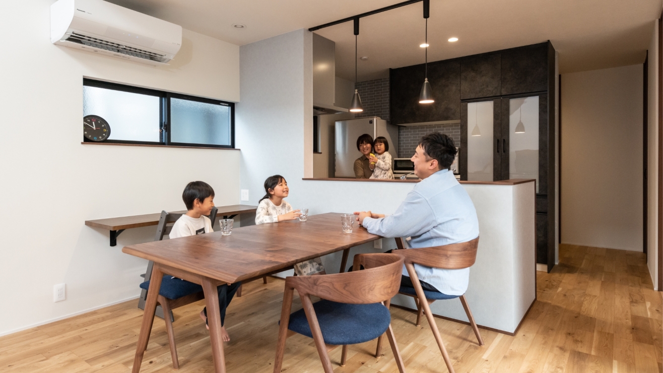 家事ラク動線の対面キッチンと横並びダイニング