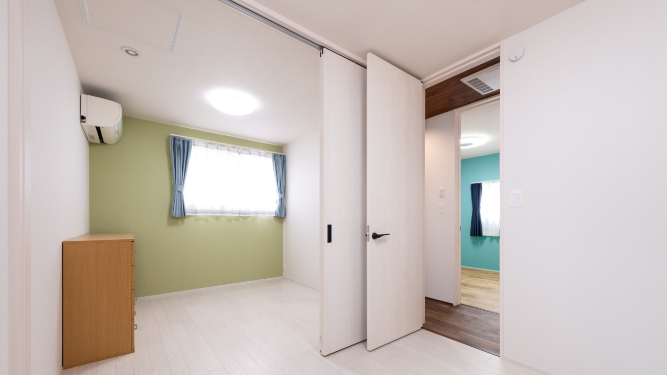 好きな色に囲まれて育む可動間仕切りの子ども部屋