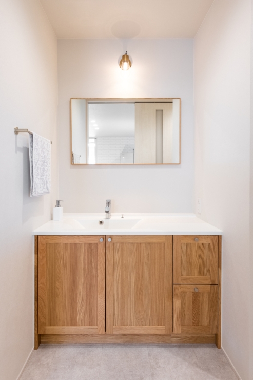 木の温もりを感じるナチュラルテイストの洗面台