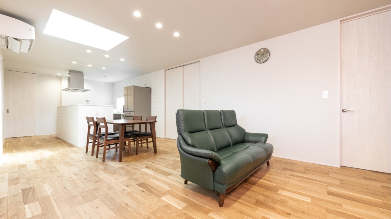 天窓の光が降り注ぐ無垢材の広々LDK