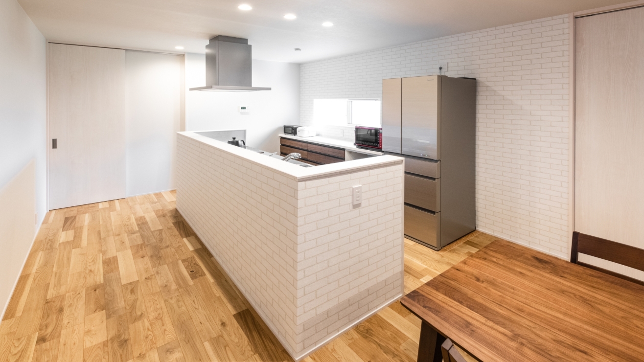 タイルがおしゃれな家事動線の良い対面キッチン