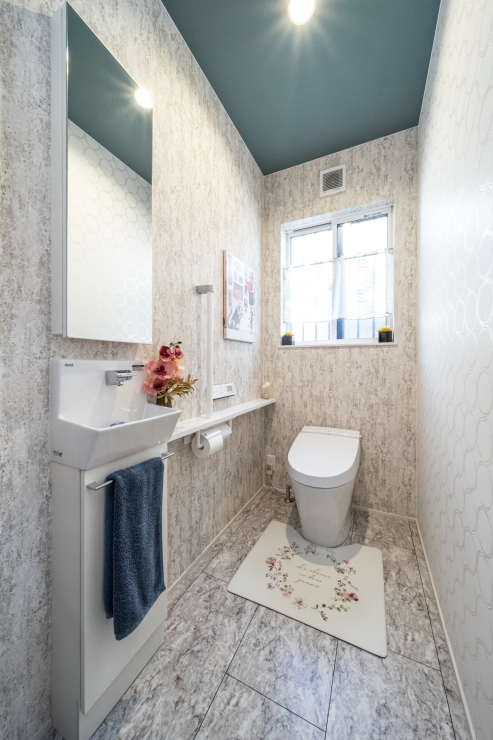 異素材クロスが映える上質なトイレ空間