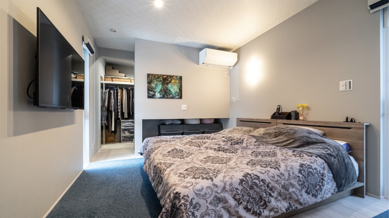 落ち着いた色合いに包まれるくつろぎの寝室