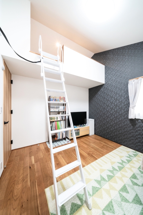 秘密基地のようなロフトが楽しいデザインルーム