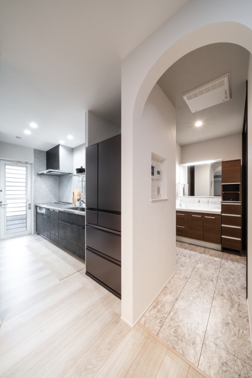 アーチ壁でつながるキッチンと洗面の回遊動線