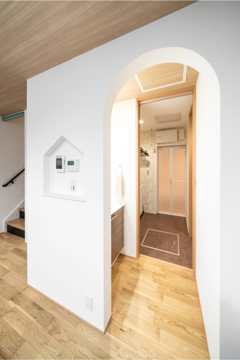 R垂れ壁と家型ニッチが彩る回遊動線