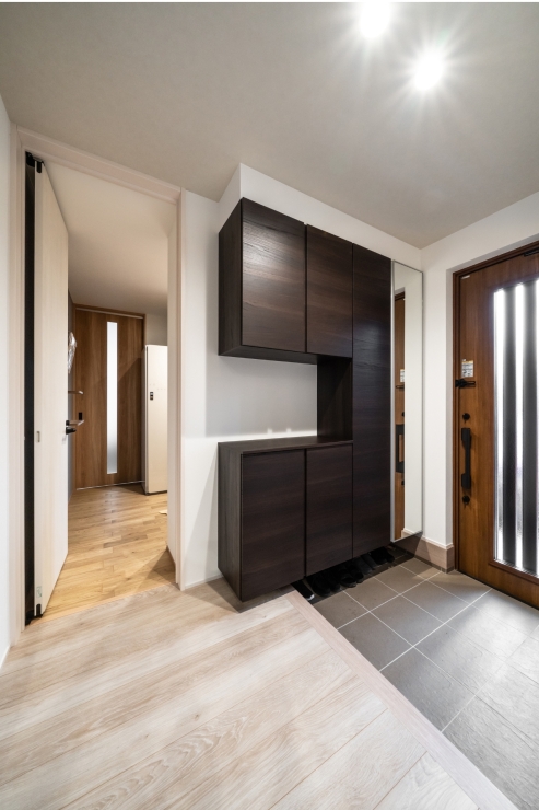 プライバシーを守りつつ行き来できる二世帯玄関ホール