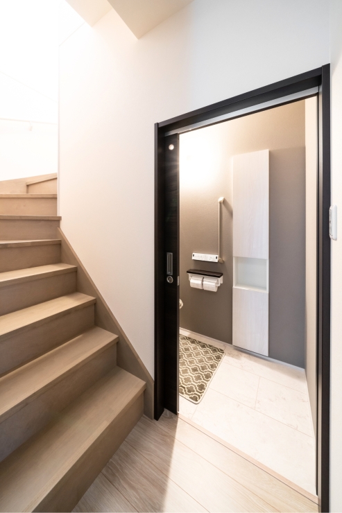 デッドスペースを活かす階段下トイレ空間