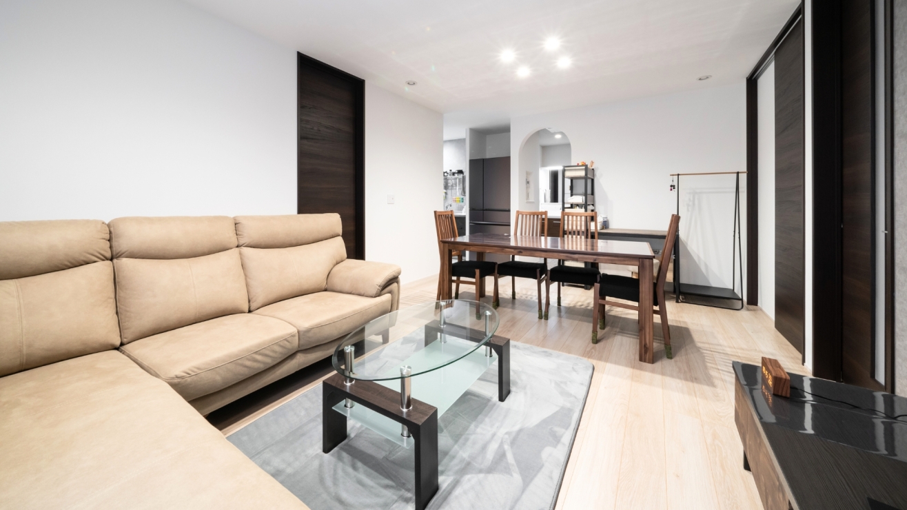 アーチ壁が空間を仕切る白基調のスタイリッシュLDK