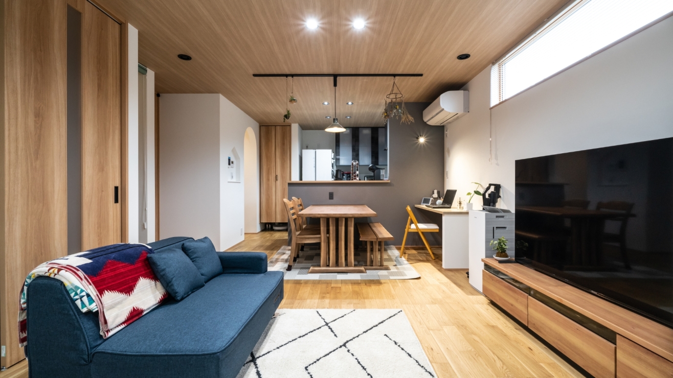 木の天井が心地よい二世帯住宅のリビング