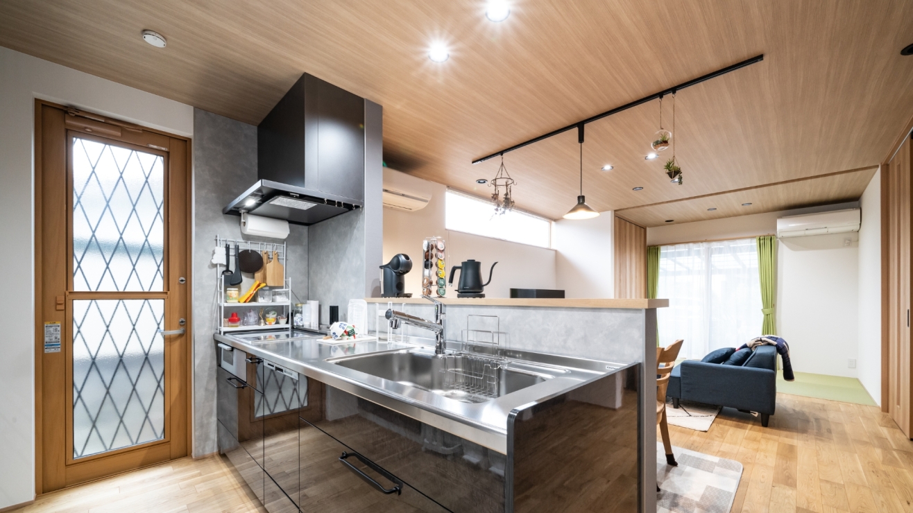 木目天井と照明が映えるスタイリッシュキッチン