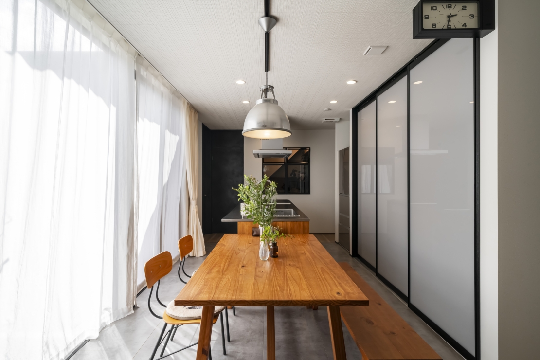 機能美と心地よさが調和する、インダストリアルテイストの家