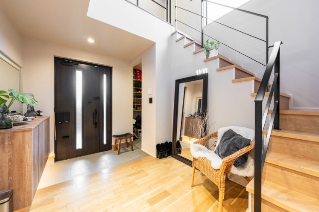 吹き抜けとオープン階段の開放感