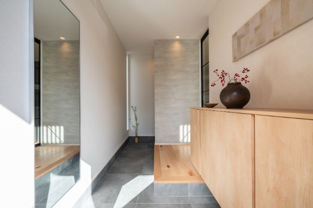 伝統と現代が融合する和モダン玄関