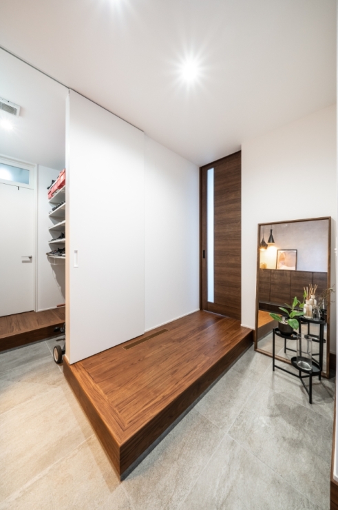 家事動線を極めた、引き戸仕切りの収納