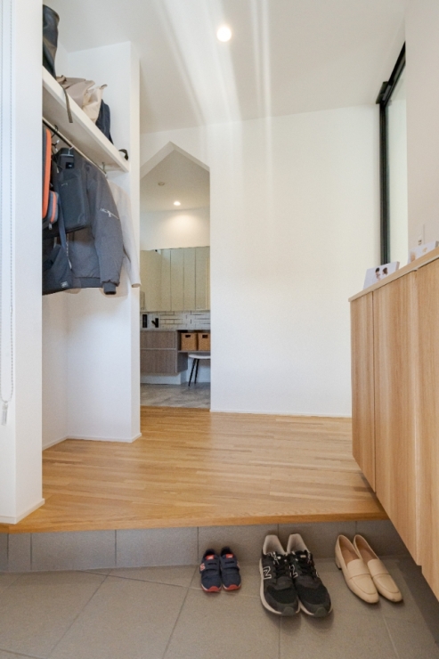 垂れ壁で仕切る、ナチュラルモダンな動線