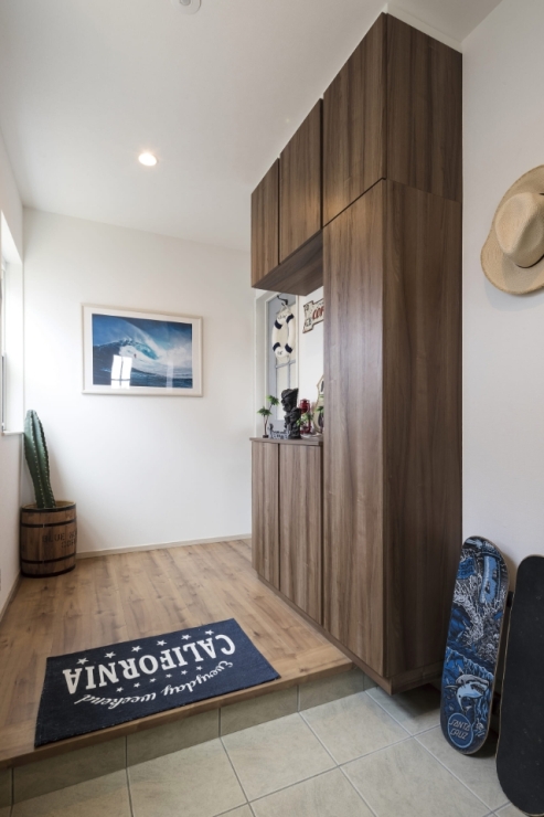 海を感じる、サーフスタイルの玄関