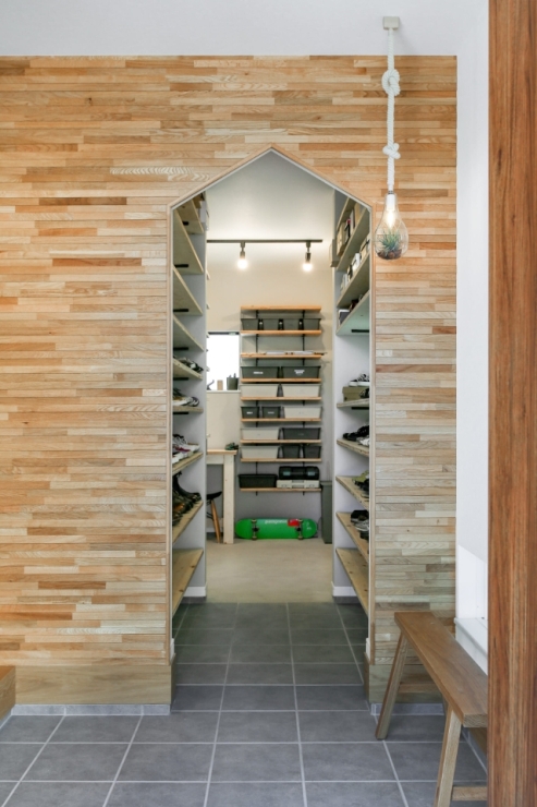 アーチの奥に広がる、趣味を楽しむ秘密基地