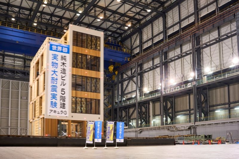 昨年実施した世界初の5階建て純木造ビル実物大耐震実験